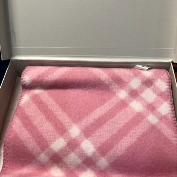 Burberry pink gradient scarf with knight's coat of arms - classic and elegant. - Picture 4 of 11